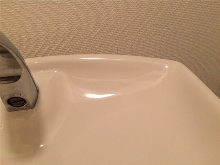 トイレタンク上の手洗いボウル